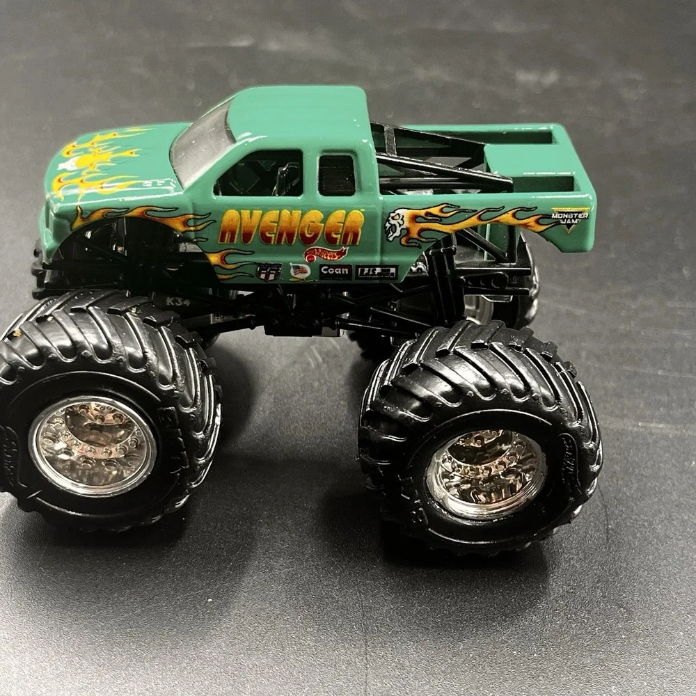 Hot Wheels Monster Jam Truck 1/64 Diecast Metal Avenger Green‎